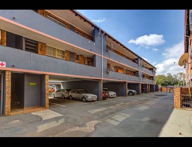2 BEDROOM FLAT FOR SALE IN KEMPTON PARK CENTRAL